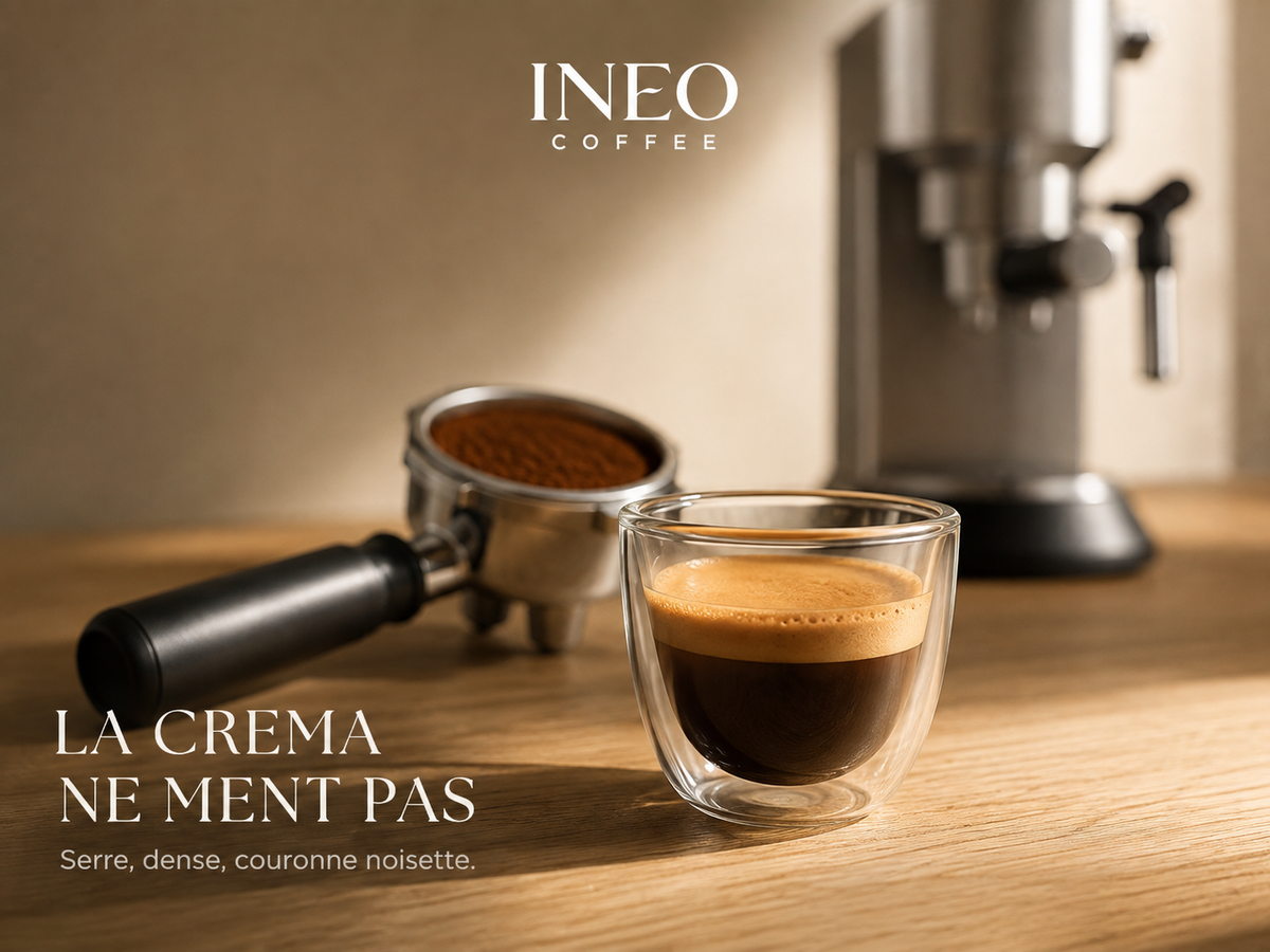 Espresso à la crema dense préparé avec l'INEO Silhouette, sur un plan de travail en chêne