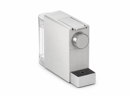 INEO Instant, machine à café à capsules compacte en aluminium avec molette latérale, vue de trois quarts sur fond blanc