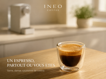 Espresso préparé par l'INEO Instant, servi sur une table en chêne
