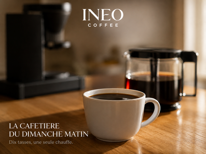 Tasse de café filtre préparée avec l'INEO Verseuse, sur une table en chêne
