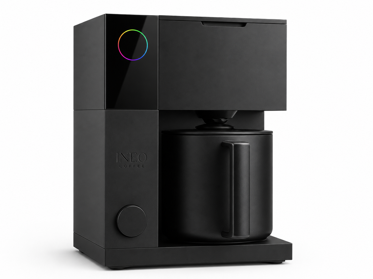 INEO Aurore, cafetière filtre compacte noire à écran rond cerclé et verseuse isotherme, vue de trois quarts sur fond blanc