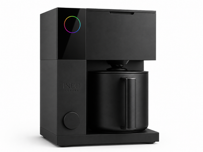 INEO Aurore, cafetière filtre compacte noire à écran rond cerclé et verseuse isotherme, vue de trois quarts sur fond blanc