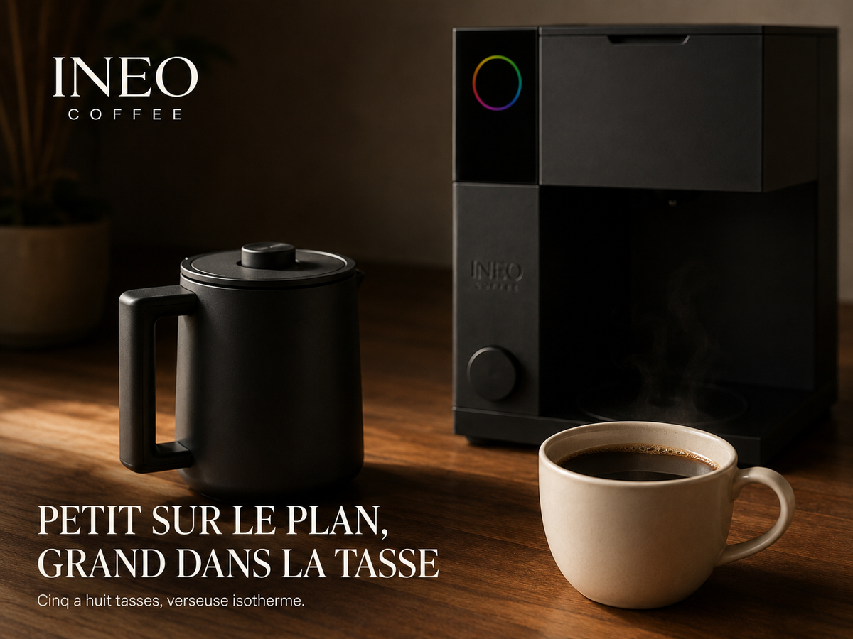 Café filtre préparé avec l'INEO Aurore, servi près de sa verseuse isotherme sur un plan de travail en noyer