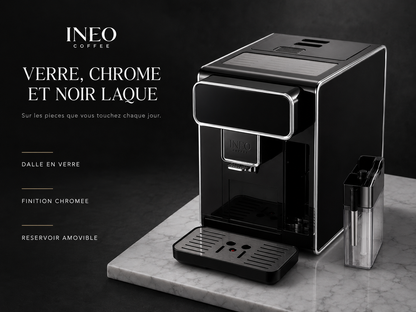 Détail des matières de l'INEO Prestige : dalle tactile en verre, finition chromée, réservoir à lait transparent