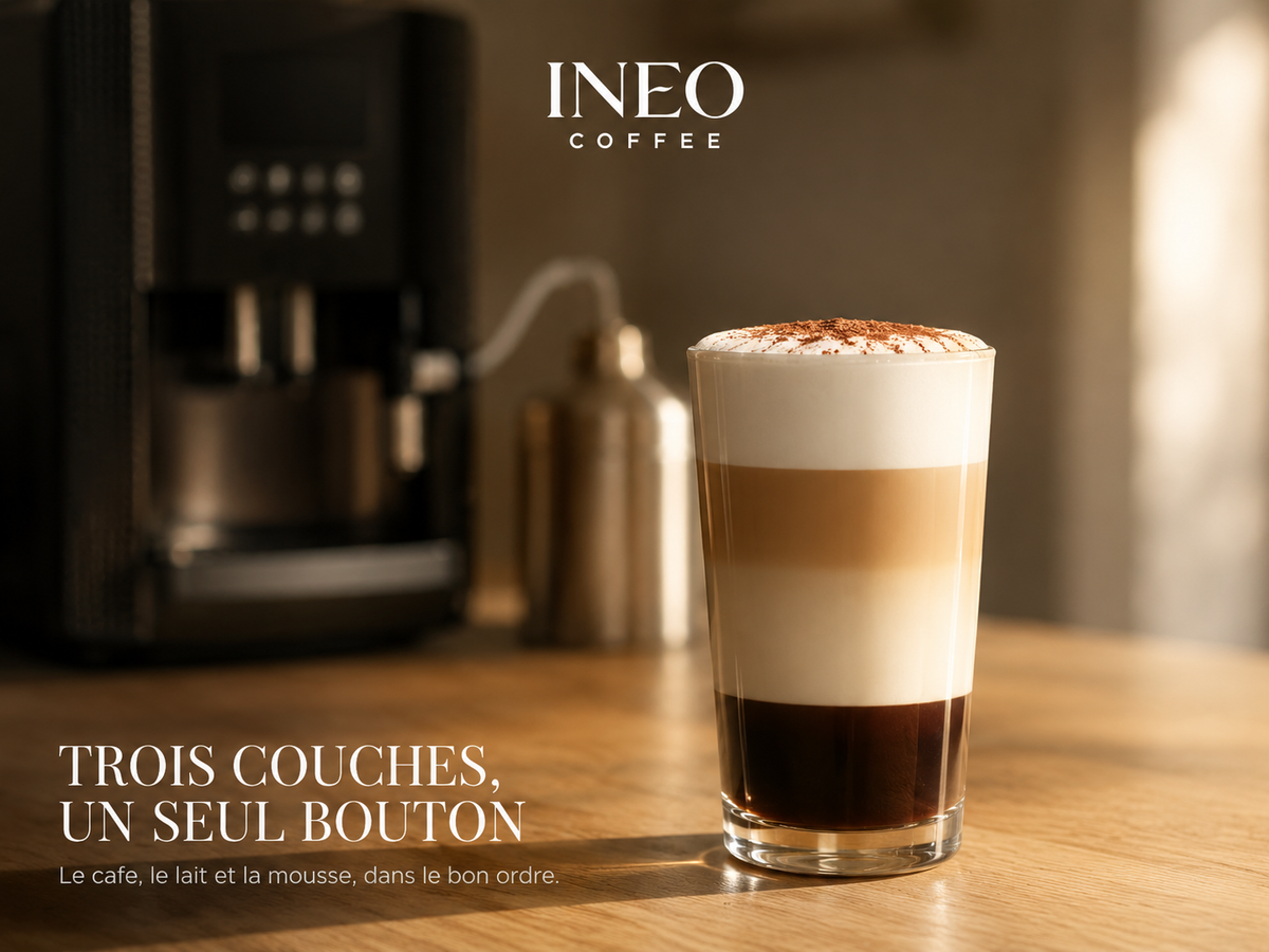 Latte macchiato préparé par l'INEO Velouté, servi dans un verre sur un plan de travail en chêne