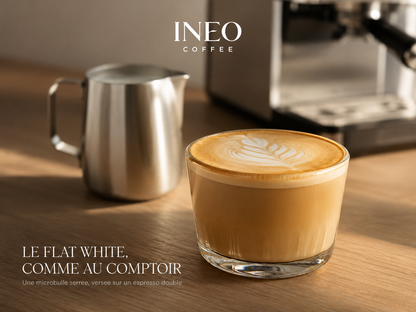 Flat white préparé avec l'INEO Quatuor, servi sur un plan de travail en chêne