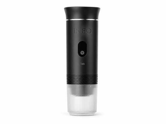 INEO Nomade, machine à espresso portable cylindrique noire avec gobelet dépoli, vue de trois quarts sur fond blanc