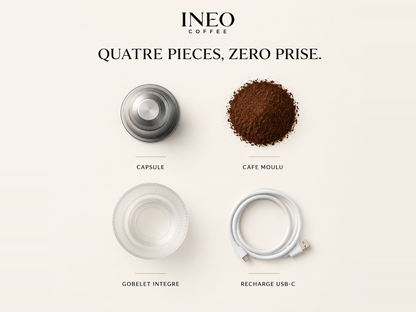 Les quatre éléments de l'INEO Nomade vus de dessus : capsule, café moulu, gobelet intégré, câble USB-C