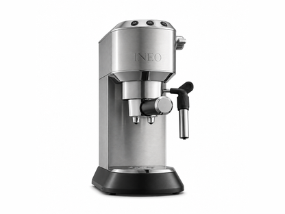 INEO Silhouette, machine à espresso à porte-filtre en acier inoxydable au corps étroit, vue de trois quarts sur fond blanc