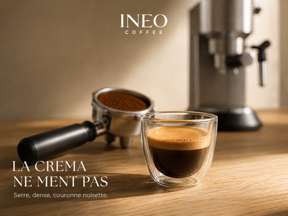 Espresso à la crema dense préparé avec l'INEO Silhouette, sur un plan de travail en chêne
