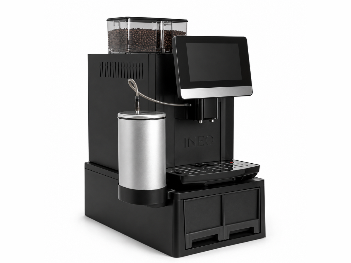 INEO Bureau, machine à café professionnelle noire avec écran tactile orientable et pot à lait aluminium, vue de trois quarts sur fond blanc